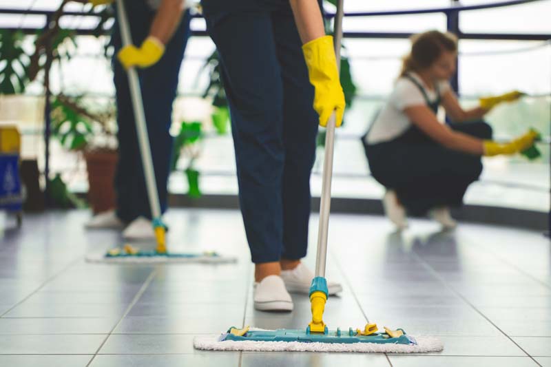Mujeres limpiando piso